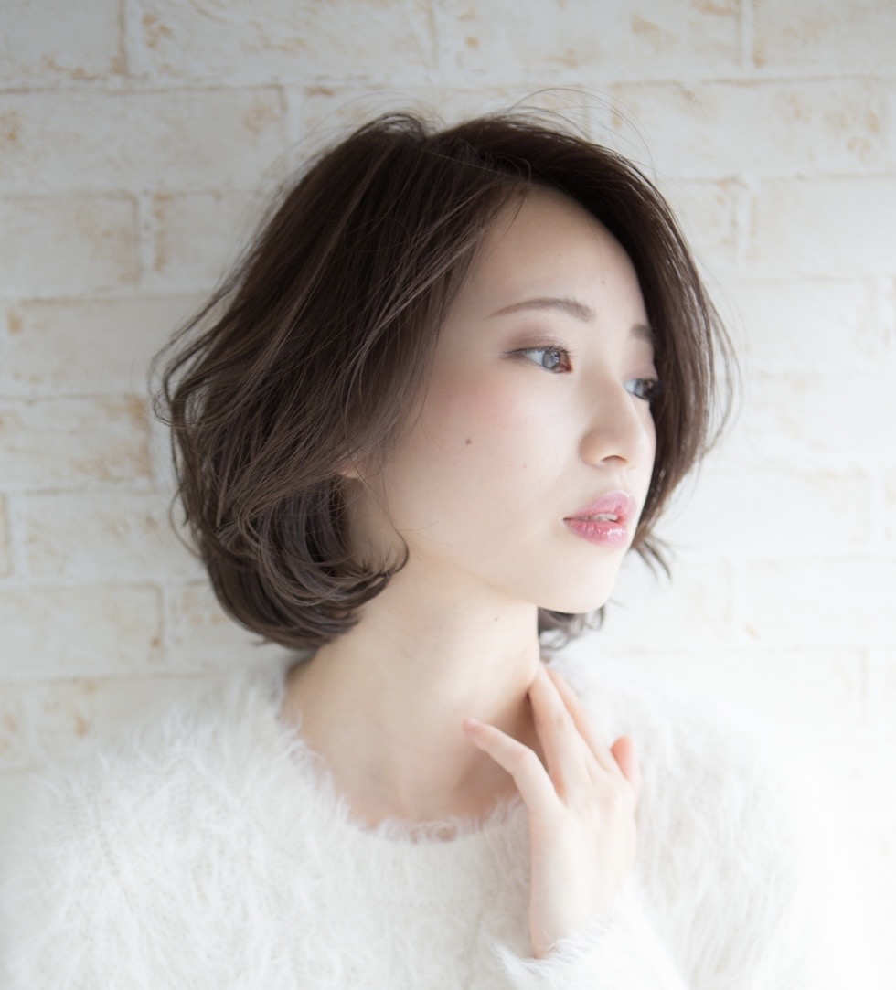 柔らかな動きのあるボブヘアスタイル